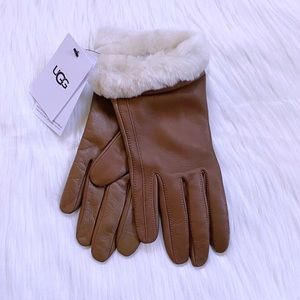 UGG Women’s Classic Leather Shorty Tech Chestnut Gloves